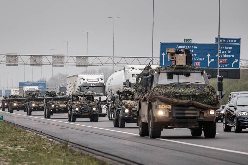 Let op: militaire colonnes op de weg en ze hebben voorrang