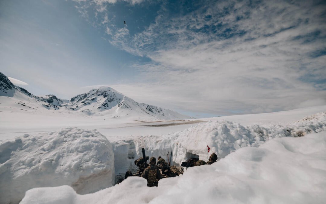 120mm mortierpeloton van landmacht traint met Korps Mariniers in Noorse bergen