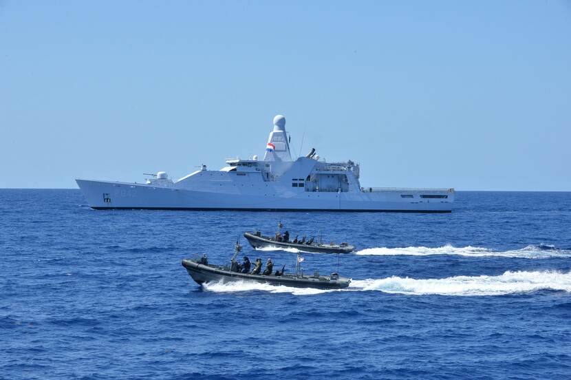 Zr.Ms. Friesland onderschept ruim 300 kilo cocaïne