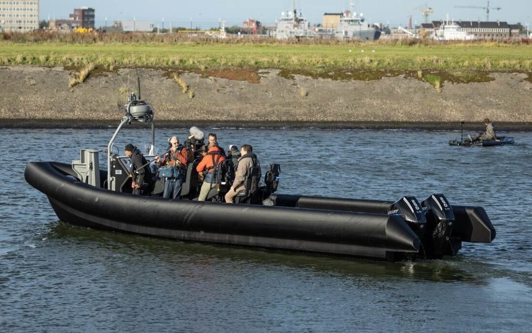 Tuinman de zee op in geprint marinebootje