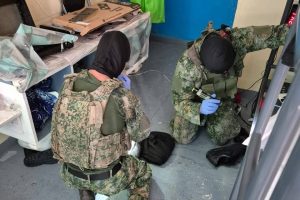 Mariniers doorzoeken gevangeniscel tijdens militaire bijstand op Sint Maarten