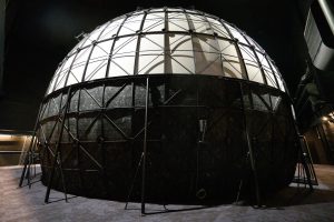 1. alt="Vier militairen trainen in de Advanced Stinger Trainer simulator van het DGLC met 360-graden beeld"