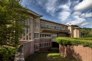  Een historisch en klassiek stenen gebouw op Kamp Nieuw-Milligen dat behouden moet blijven bij de herontwikkeling.