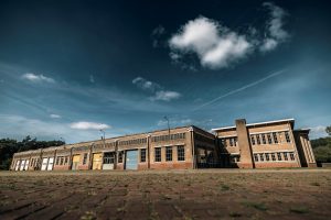 Het exterieur van een grote militaire voertuiggarage op Kamp Nieuw-Milligen die in de toekomst particulier wordt geëxploiteerd.