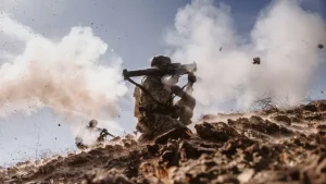 Een Nederlandse marinier vuurt een panzerfaust antitankwapen af tijdens een militaire oefening in het veld.