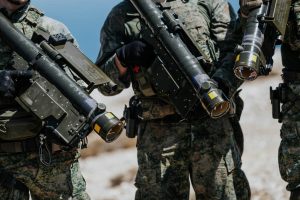 alt="Drie mariniers van een Strike Team met draagbare Stinger-raketsystemen op hun schouders"