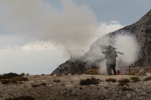 alt="Rookspoor boven de Middellandse Zee na het afvuren van een Stinger-luchtdoelraket vanaf de NAMFI-range"