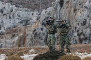 alt="Twee mariniers op Kreta trainen live met het Stinger-wapensysteem op de schouder en een verrekijker"