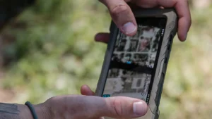 Een marinier 1e klasse en verbindelaar demonstreert een First Person View (FPV) relay-drone die gebruikt wordt als vliegende radio-versterker.
