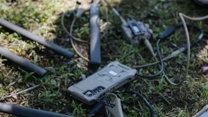 Een marinier 1e klasse en verbindelaar demonstreert een First Person View (FPV) relay-drone die gebruikt wordt als vliegende radio-versterker.
