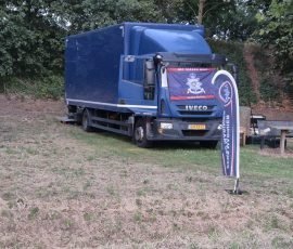 De Iveco van de bevoorrading