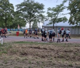 Wandelaars passeren het Torrennest